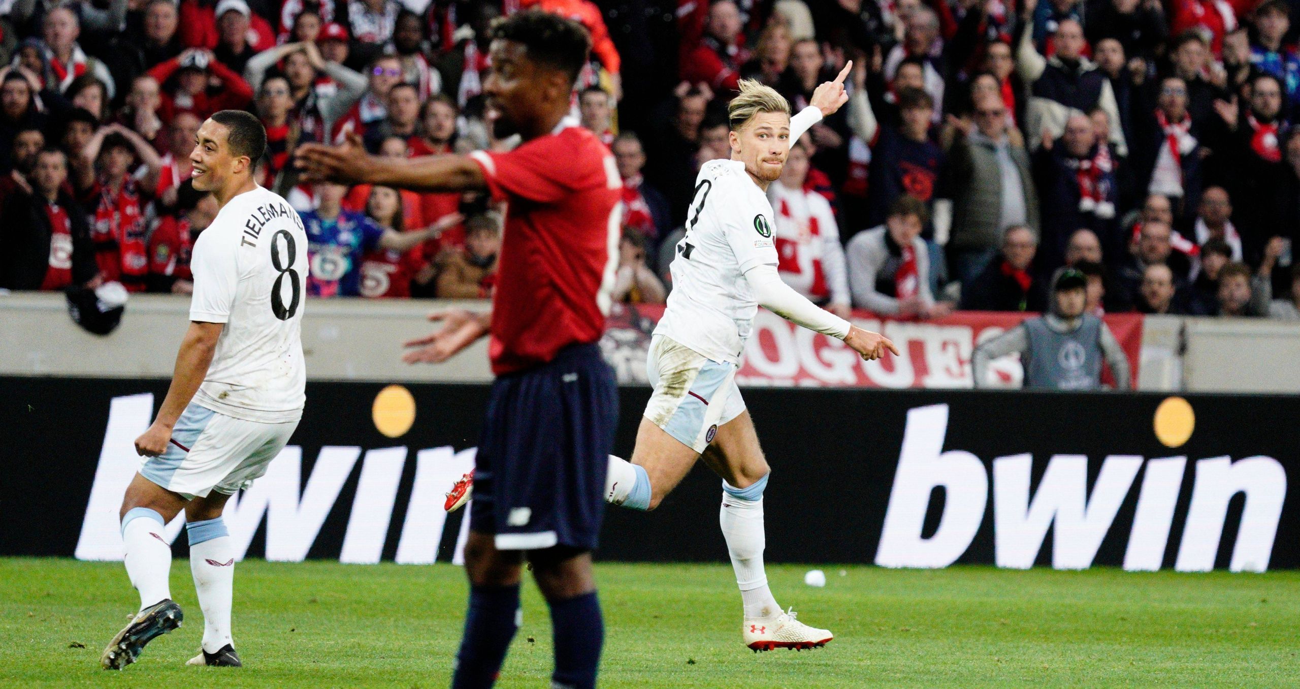 Nach dem Elfmeterschießen Aston Villa im Halbfinale der Conference League